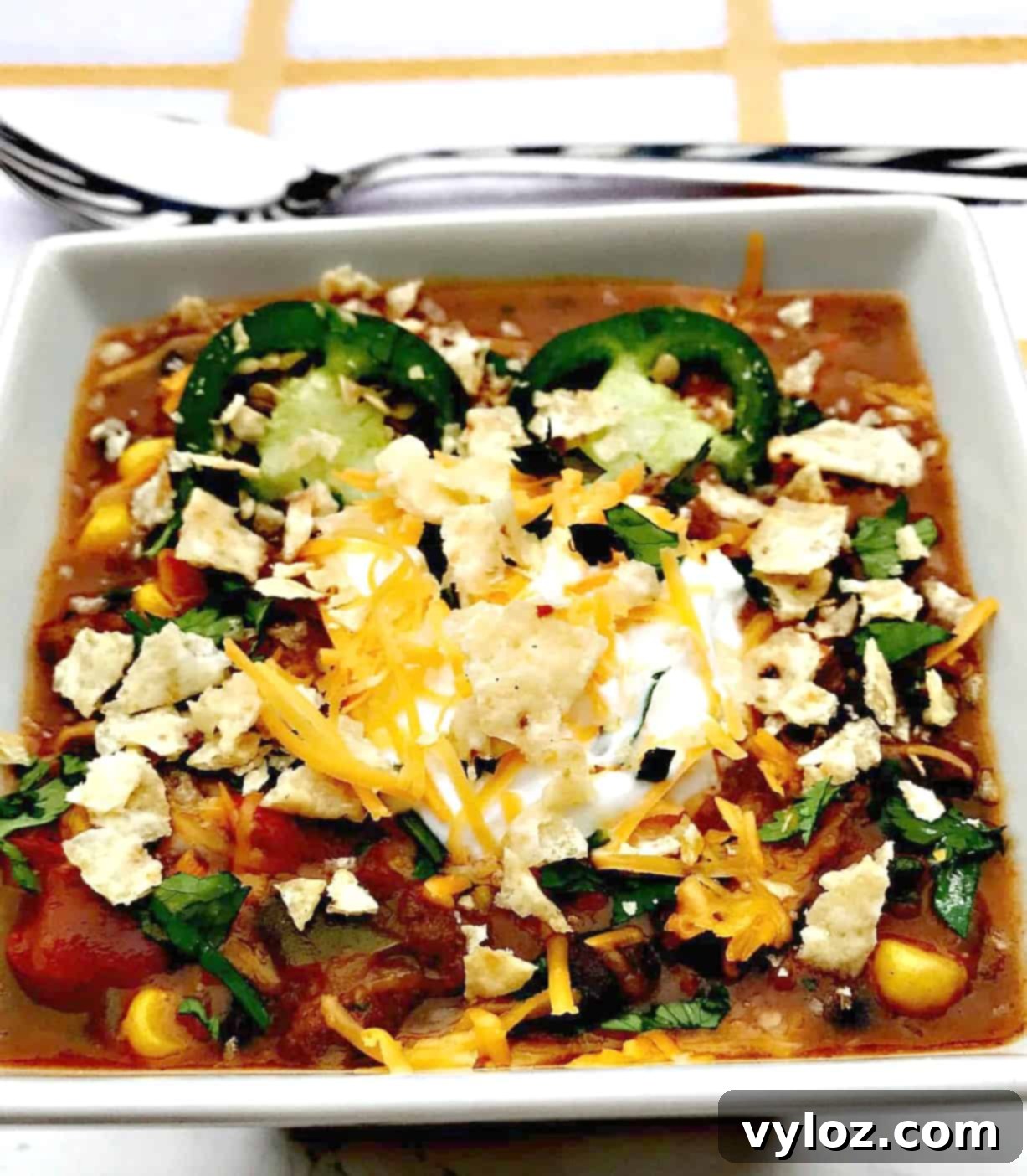 Slow Cooker Beef Fiesta Chili 1 featured 2940