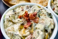 Creamy Slow Cooker Spinach Artichoke Dip