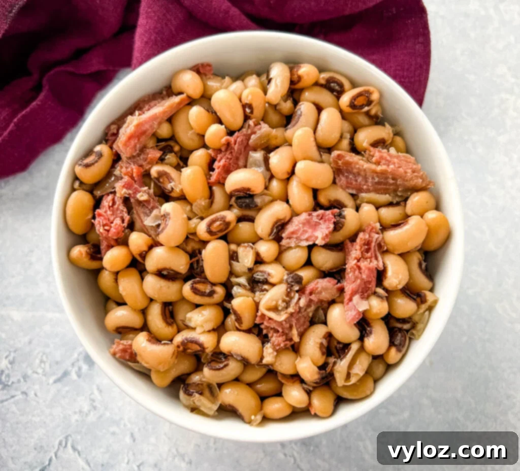 No-Soak Slow Cooker Smoked Turkey Black Eyed Peas 11 black eyed peas in a white bowl