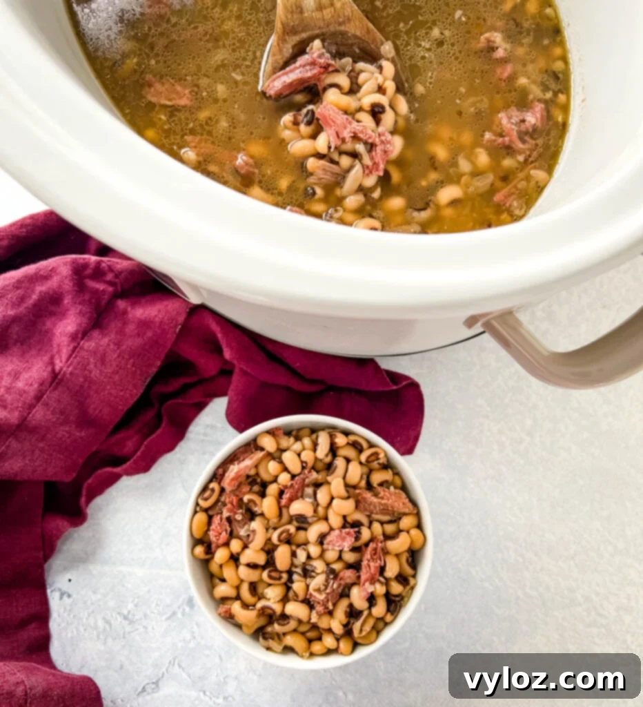 No-Soak Slow Cooker Smoked Turkey Black Eyed Peas 10 cooked black eyed peas in slow cooker Crockpot and a white bowl