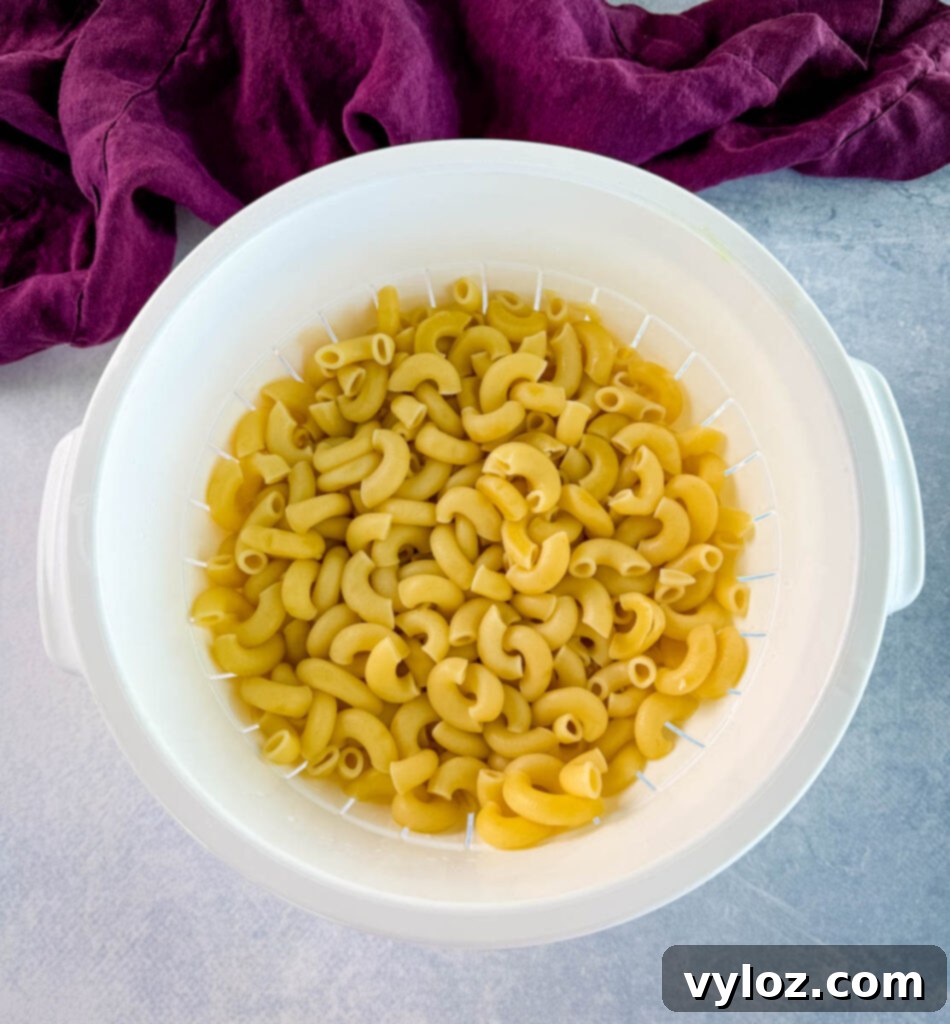 Perfectly cooked elbow pasta, drained and ready, in a colander.
